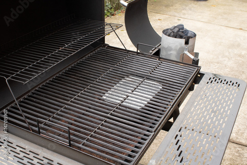 Barbeque smoker with fire starter with coals