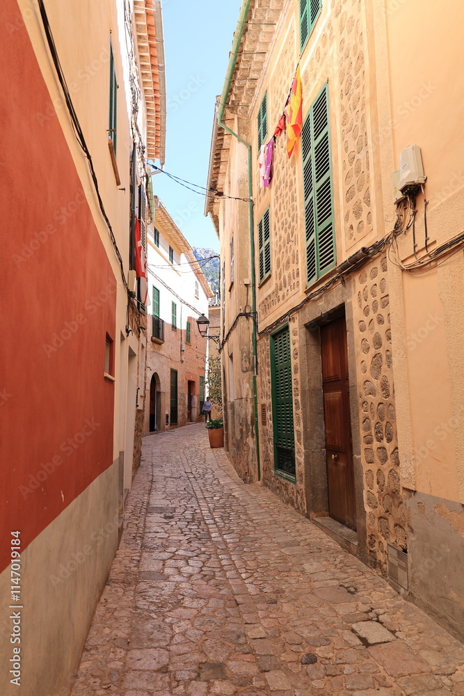 Fototapeta premium Blick in die Altstadt von Soller auf der Spanischen Mittelmeerinsel Mallorca 