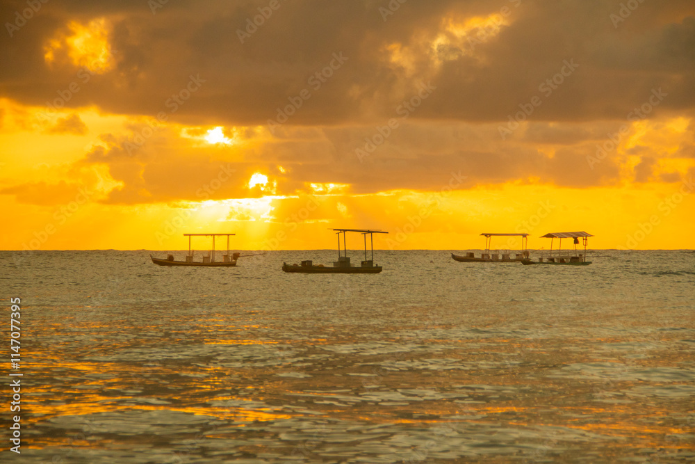 Naklejka premium Beautiful and colorful sunrise on the Brazilian beach