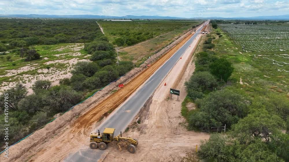 Maquinaria en Tramo de carretera en construcción 