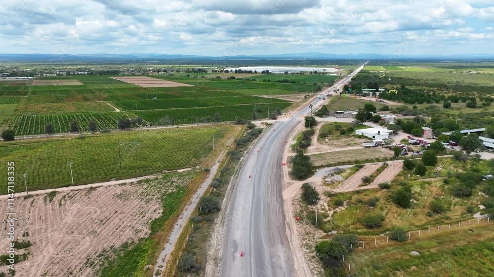 Recorrido aéreo en carretera con vegetación y un día soleado Recorrido aéreo en carretera con vegetación y un día soleado