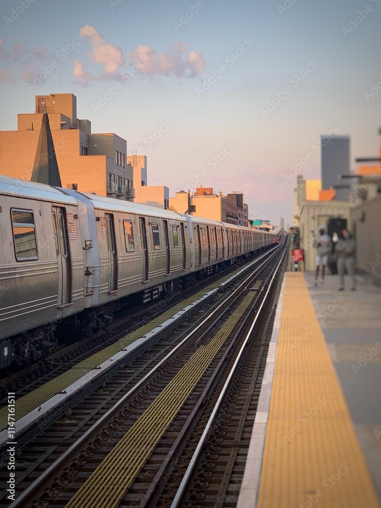 Naklejka premium Subway platform with train at sunset (Queens, New York, USA) 