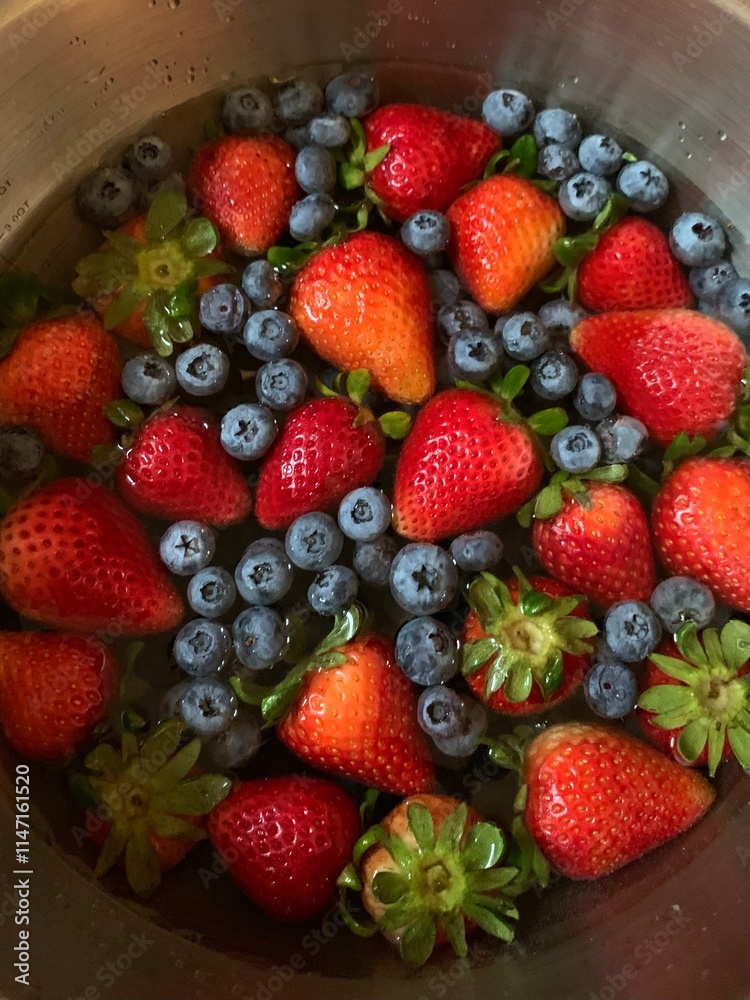 Obraz premium Berries being Cleaned in Water