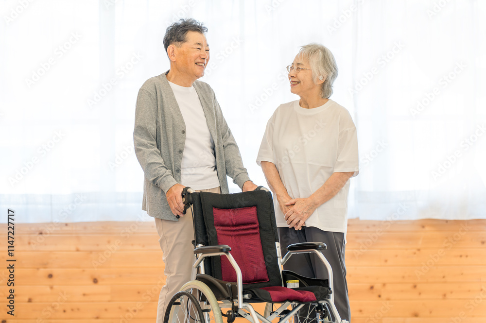 車椅子の前で話すシニア世代の夫婦
車椅子の前で話すシニア世代の夫婦