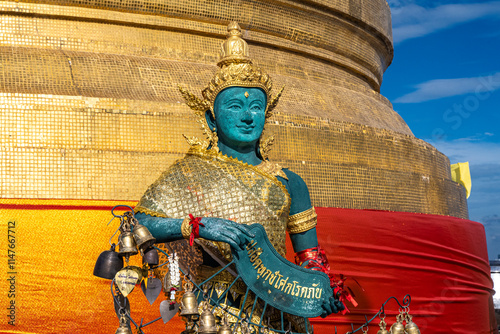 Bouddhas de la pagode de Wat Saket à Bangkok, Thailande photo