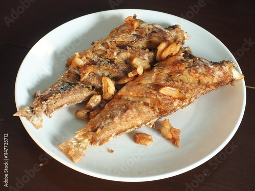 fried ornate threadfin sea bream with garlic