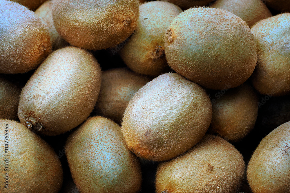Piękne różne gatunkicytrusów, limonki, pomarańcze granaty oraz kiwina straganie na placu targowym