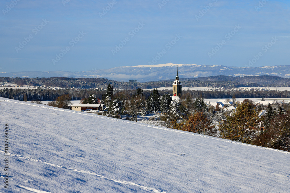 Fototapeta premium winterlandschaft schnee höchfeld kirche kirchberg schweiz