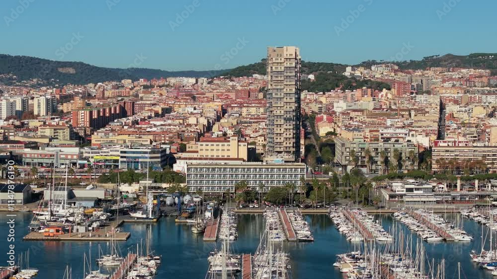 Vista aérea con dron del puerto de Mataró, Barcelona, actualizado a finales del año 2024