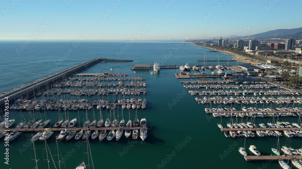 Vista aérea con dron del puerto de Mataró, Barcelona, actualizado a finales del año 2024