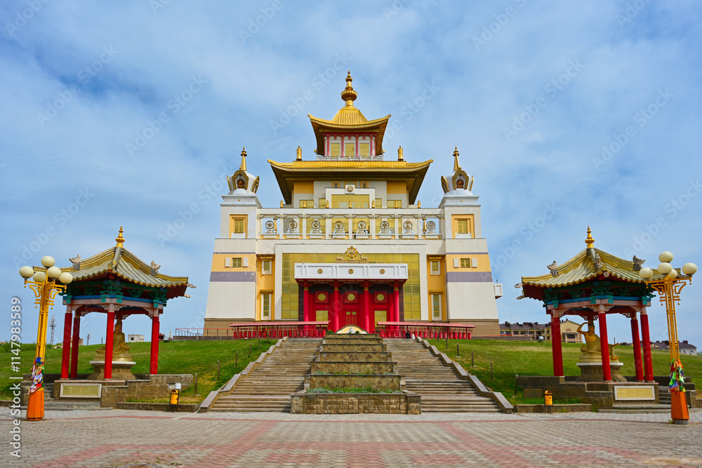 Obraz premium Scenic view of the Golden Abode of Buddha in Elista, Kalmykia Republic of Russia