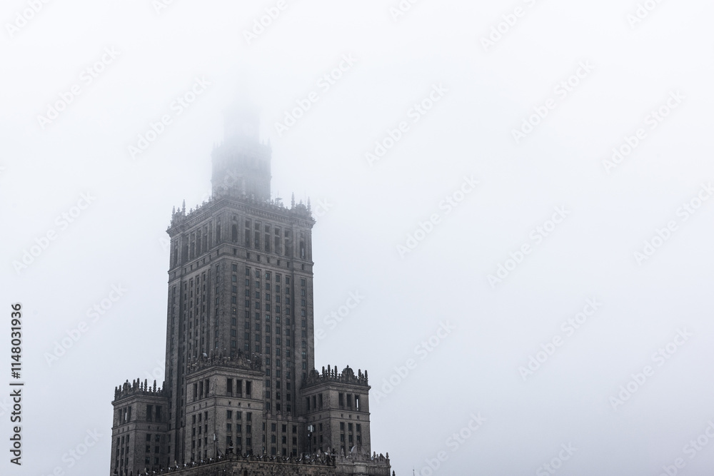 Obraz premium Palace of Culture and Science in Warsaw on a foggy day