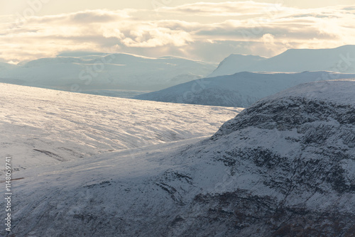 Epischer Ausblick vom Skierffe im Nationalpark Sarek  Lappland in Schweden. Spätherbst und Schnee zum Sonnenuntergang auf dem Gipfel mit Blick über die verschneiten Berge im Sarek. photo