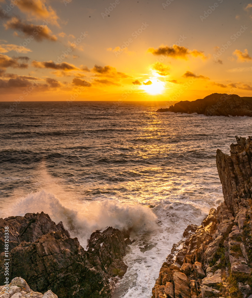 Obraz premium sunset at Porth Dafarch Isle oAnglesey