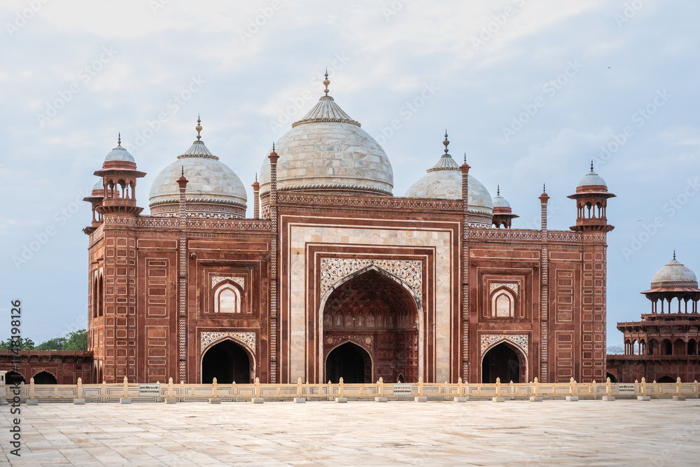 Fototapeta premium Mehmaan khana neben dem Taj Mahal in Indien, Asien