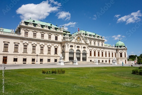 Obraz na płótnie Belvedere chateaux in Vienna, Austria with tourists in sunny summer day w salonie