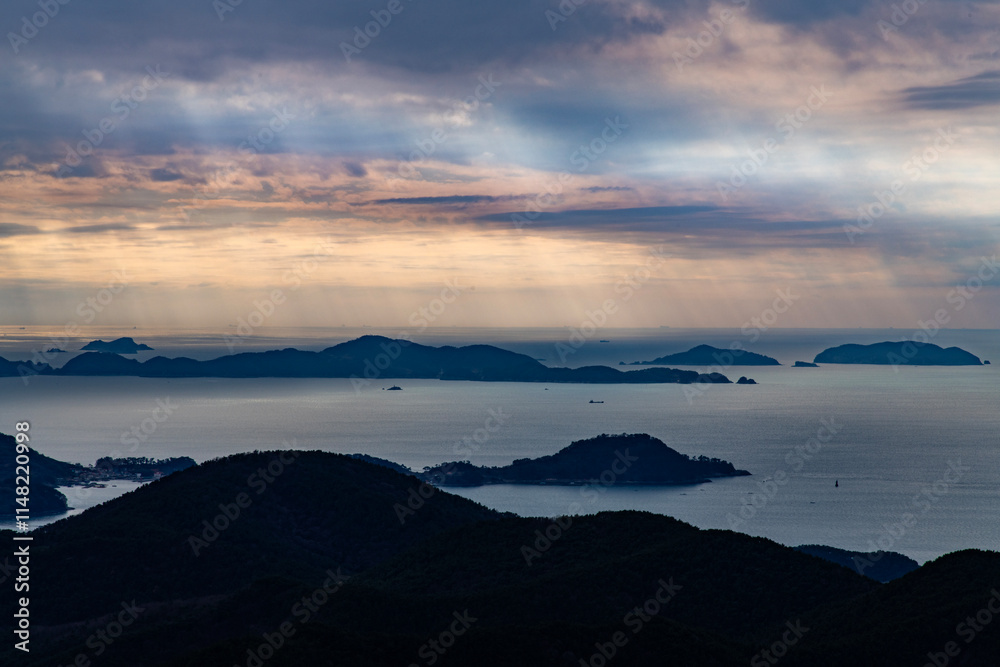 Obraz premium sea and islands on a cloudy day