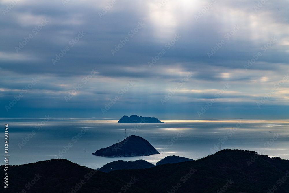 Obraz premium sea and islands on a cloudy day