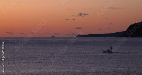 漁にでる漁船が見える海の風景。