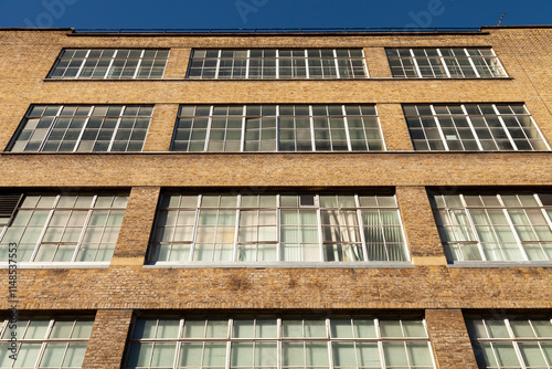 Un viejo edificio industrial que ya no existe, en in Mossop st, 