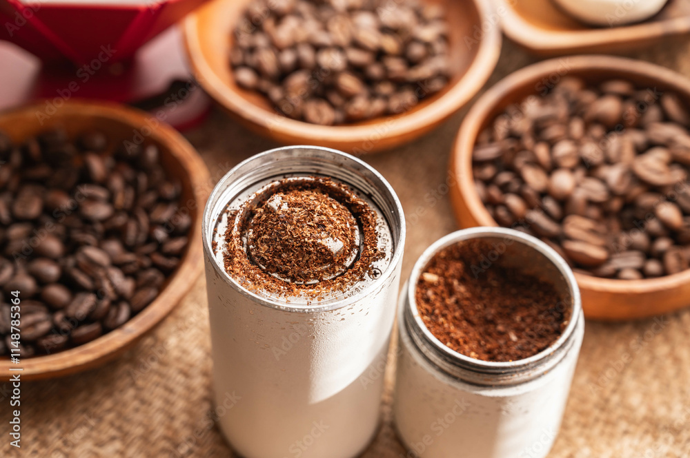 挽いたコーヒーとチャフ 挽いたコーヒーとチャフ