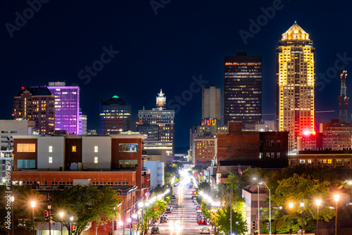 Fényképezés Des Moines, Iowa skyline by night along Locust street