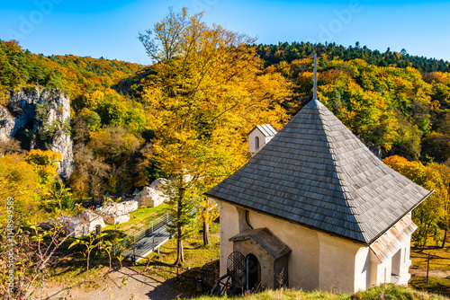 Obraz na płótnie Viewpoint platform in castle park with autumn fall colors of trees in Ojcow National Park, Poland w salonie