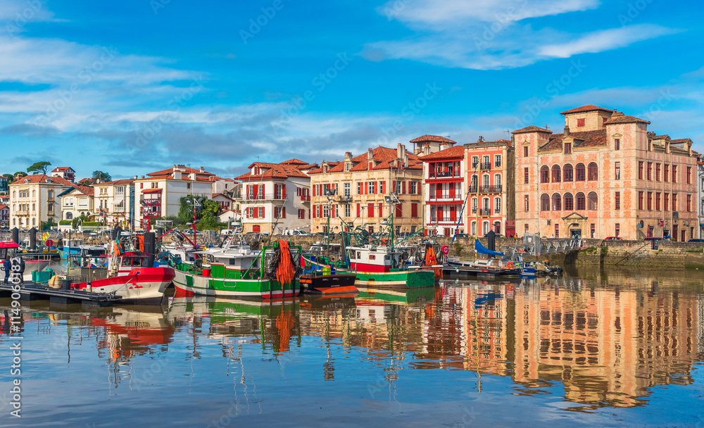 Obraz premium Reflejos en el puerto de San Juan de Luz