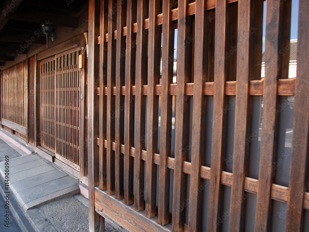 日本らしい格子窓のある木造建築の景色 日本らしい格子窓のある木造建築の景色