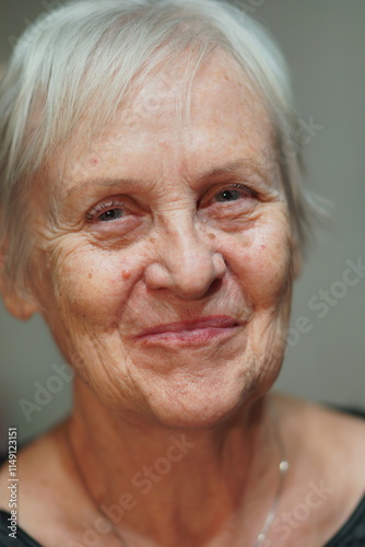 Obraz na płótnie Kobieta. Lat 70. Uśmiechnięta. w salonie