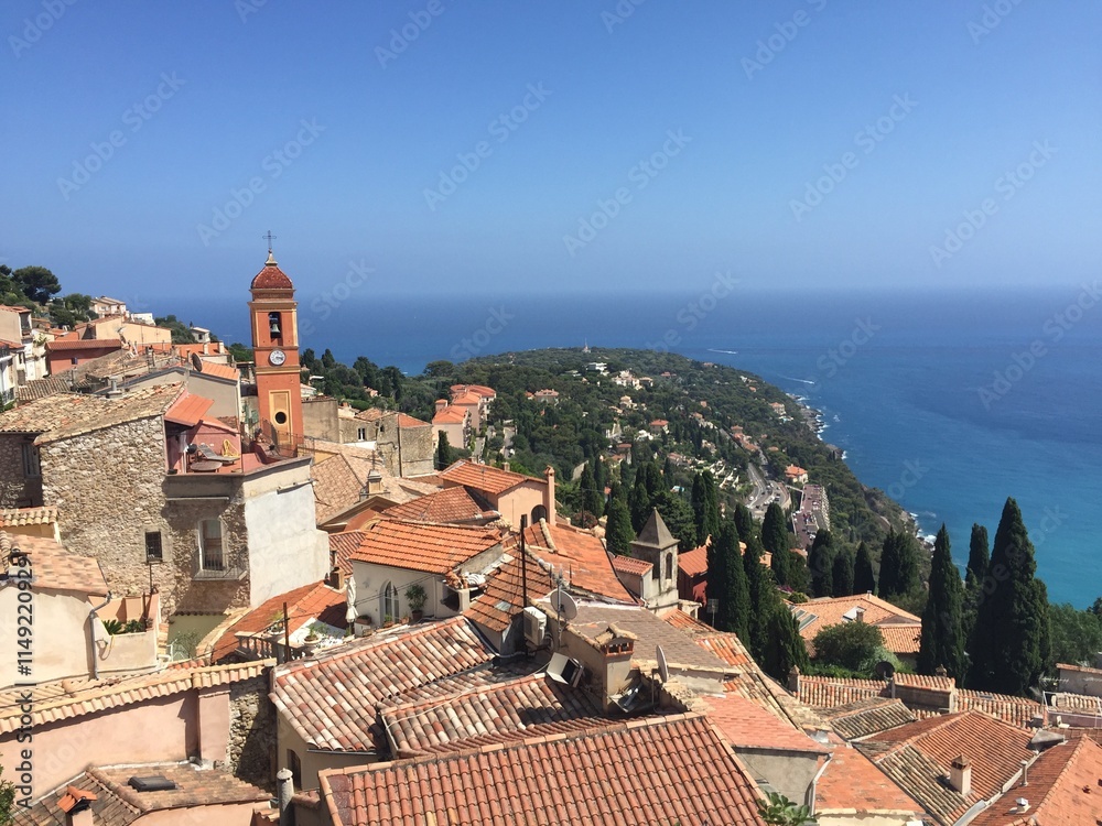Obraz premium south of france city old town with ocean view