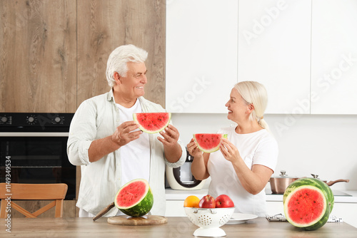 Mature couple with slices o...