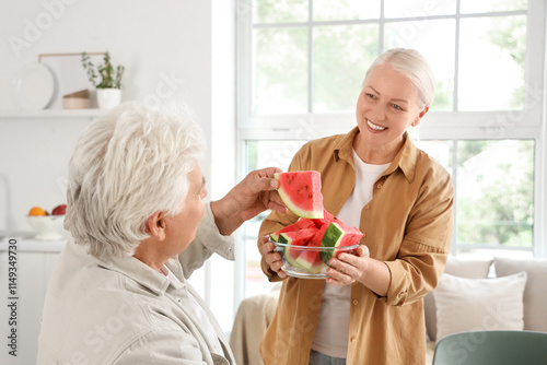 Mature couple with slices o...