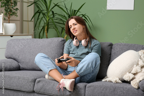 Upset young woman playing v...