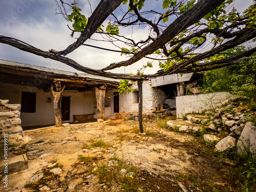 ruine in einem kretischen Bergdorf photo