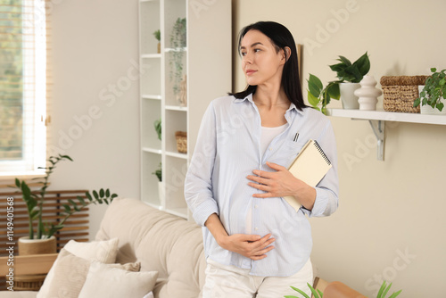 Young pregnant woman with n...