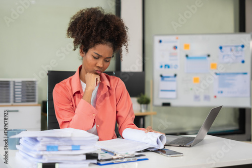 Fotografie Business woman are under stress from working for poor work, failed work