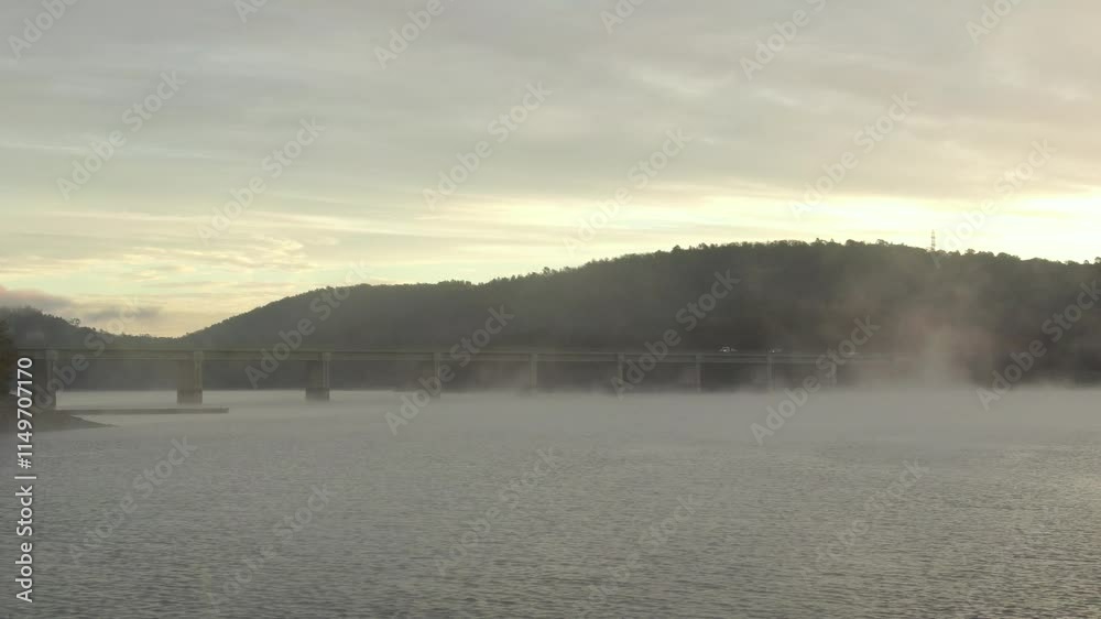 Vue aérienne par drone d'un lac dans le brouillard du matin Vue aérienne par drone d'un lac dans le brouillard du matin
