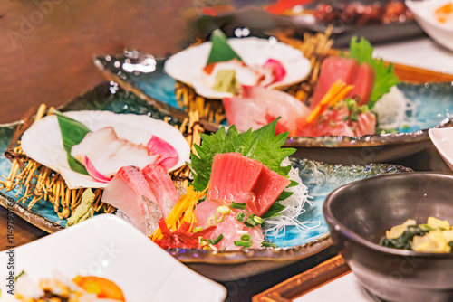 居酒屋の宴会料理で出る刺身の盛り合わせ
