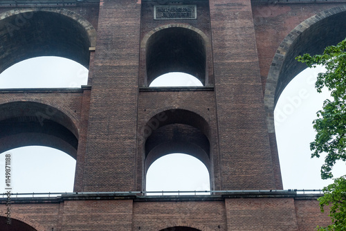 Architektur im Fokus  Die B  gen der G  ltzschtalbr  cke bei schlechtem Wetter