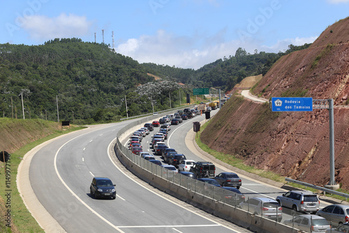 Transito de veiculos intenso na rodovia dos tamoios litoral norte da praia com fundo de natureza e represas. photo