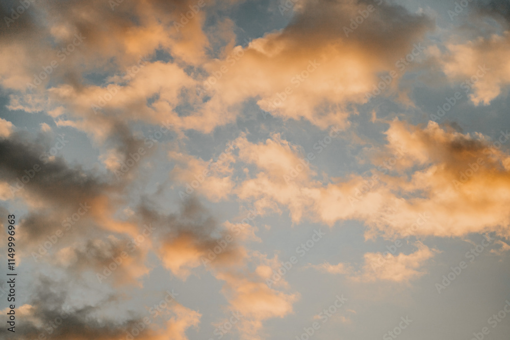 Fototapeta premium Wolken bei Sonnenuntergang mit schöner Farbe
