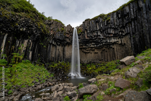 Wasserfall in Island mit Gesteinssäulen