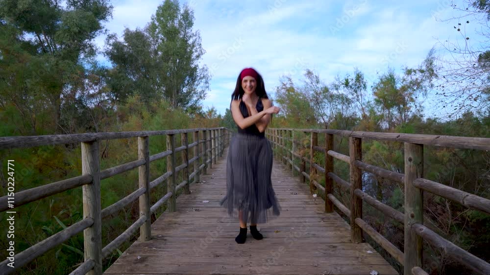 Chica joven sonríe contenta porque sabe que lo ha hecho muy bien y esta siendo felicitada. 