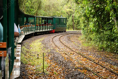 Tren turístico del Parque Nacional Iguazú, en Argenina. Yendo a la garganta del Diablo