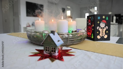 Video Weihnachten mit Adventskranz und Räucherhaus photo