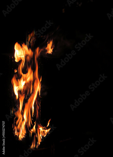 Flammen auf schwarzem Hintergrund - Flames on black background