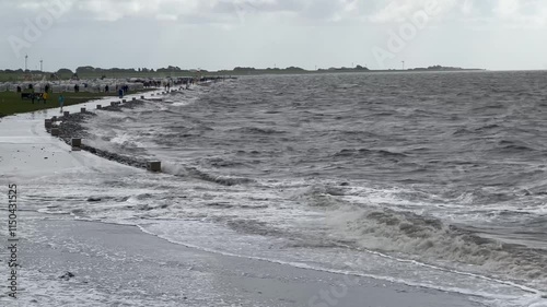 Die tosende Nordsee trifft mit starken Wellen auf Land photo