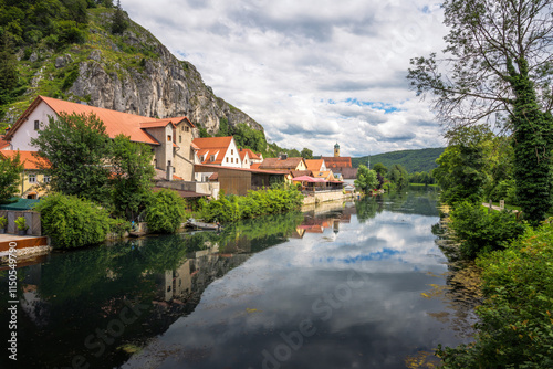 Obraz na płótnie The idillic village Essing in the Altmühltal valley w salonie