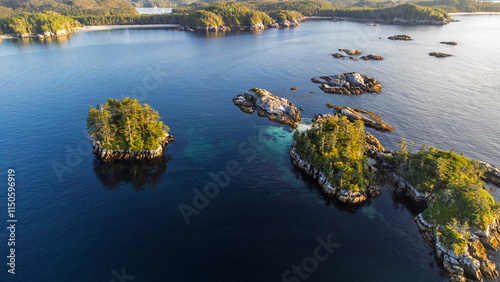 Foto Small islands dot the calm sea next to Calvert Island, British Columbia, Canada